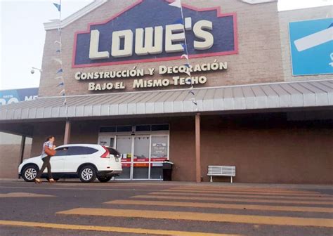 However, on average, a typical Lowe's store ranges from around 100,000 to 200,000 square feet in size. . Lowes cerca de mi